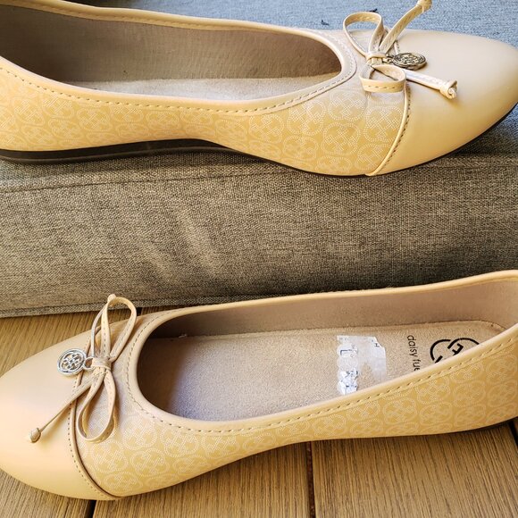 EUC DAISY FUENTES ABIGAIL timeless logo allover ballet flats bombing beige (9) - Picture 4 of 7